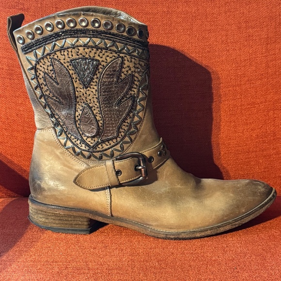 Embroidered Italian Leather Studded Western Boot in Tan Size 40 - Picture 4 of 16